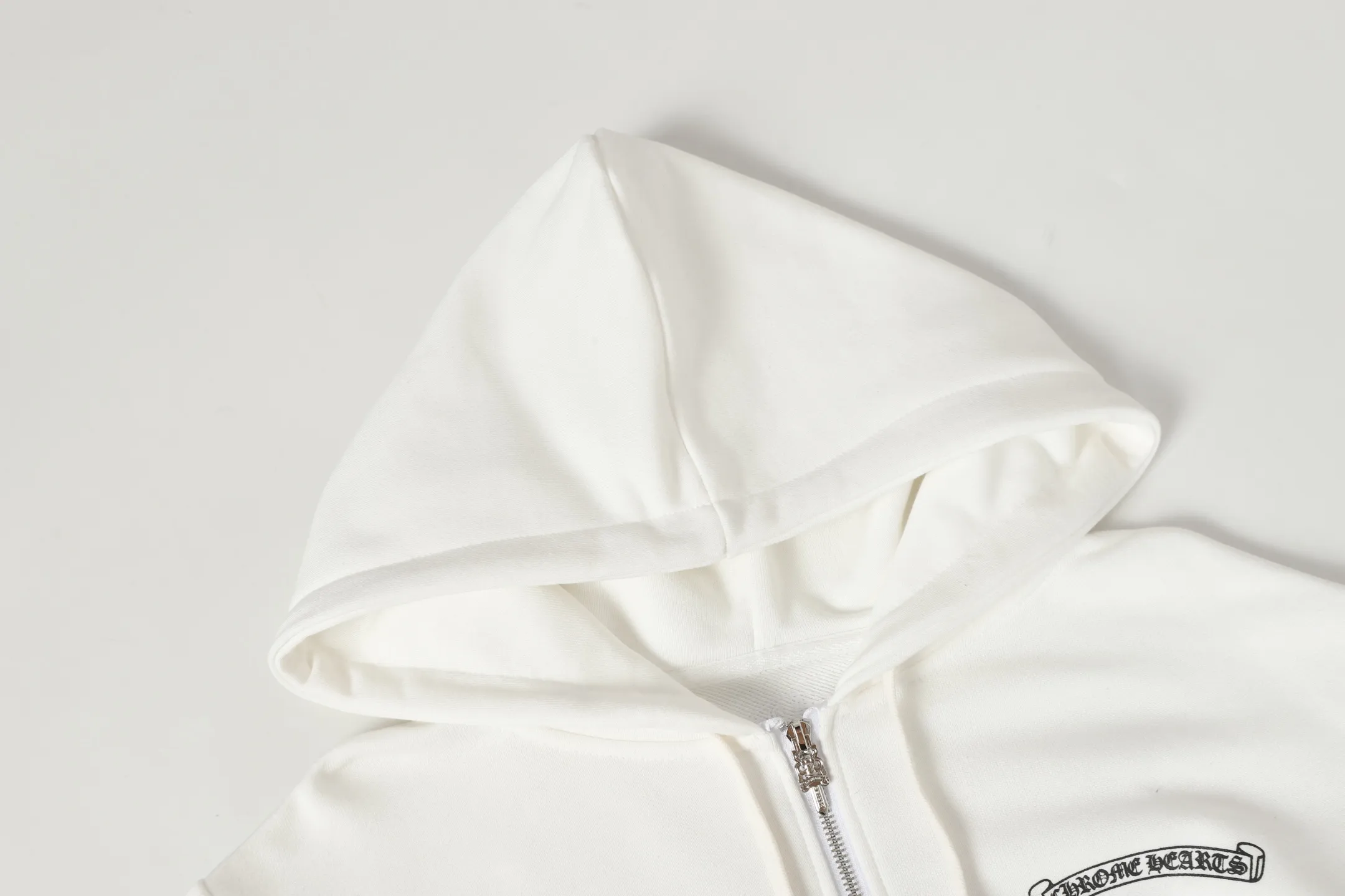 P250 #K31 Cross-border model, please do not place an order if you are pursuing quality - Chrome Hearts/Chrome Hearts 23ss scroll horseshoe print zipper sweatshirt cardigan jacket - High weight, high density and high quality. The wool is soft, delicate and skin-friendly. It feels soft and silky. It has excellent warmth and skin-friendly properties. - Custom-woven and dyed with no color difference. No matter the fabric or workmanship details, it beats the ordinary version on the market. - Hardware zipper accessories are all customized and full of details. -Colour: black white -Size: S M L XL